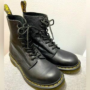 Dr. Martens black boot leather and lace-up. Size 8 Women